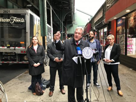 市议员卓姆举行记者会宣布，杰克逊高地居民联合起诉MTA对地铁7号线的铅毒多年来疏于解决，危及居民健康。