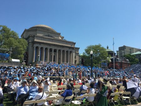 昨天，哥大第263屆畢業典禮在曼哈頓如期舉行，近1萬5千名學生在觀禮臺上，準備跟學生身分告別。