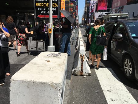 纽约警察连夜行动个，给所有的人行道都围上了一圈铁栅栏，外面还一个挨一个摆了一溜的水泥路障。