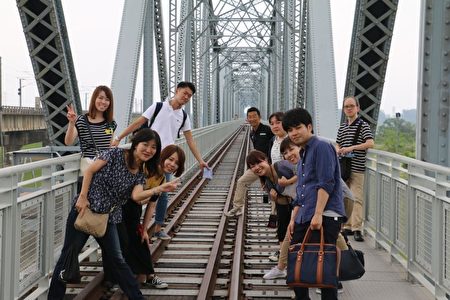 客制化“旺来之旅”，日本游客参观高屏旧铁桥。（高市农业局提供）