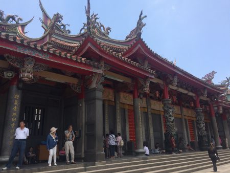 臺灣有很多民間信仰廟宇，圖為臺北市關帝廟行天宮。