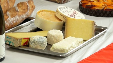 法国农家生产的奶酪。