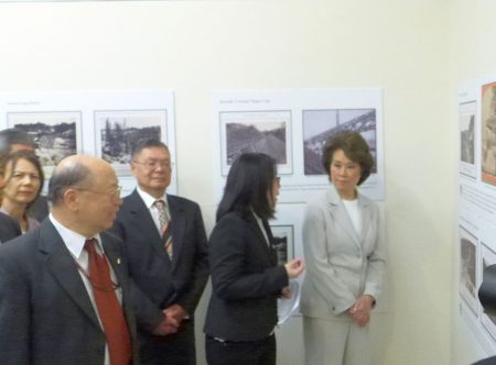 趙小蘭（右）在孔子大廈觀看「被遺忘的勞工」美國鐵路華工歷史圖片展。