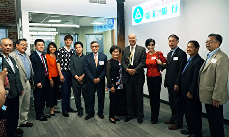 費城市議員Mark Squilla （右五）應邀參加亞洲銀行貸款辦公室最新搬遷慶祝活動並與社區領袖合影。（肖捷/大紀元）
