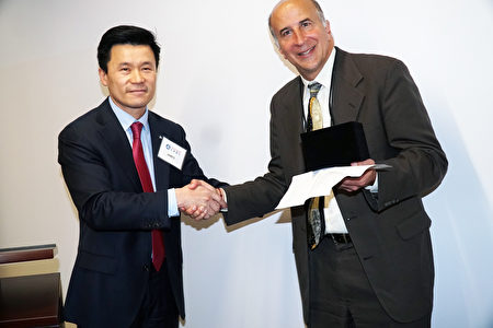 亞洲銀行總裁王怡康（左）感謝費城市議員Mark Squilla對亞洲銀行搬遷的幫助。（肖捷/大紀元）