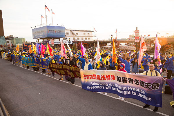 5月11日傍晚，来自世界各地的近千名法轮功学员在中共驻纽约大使馆前举行大炼功活动，展示和平抗议。（戴兵／大纪元）