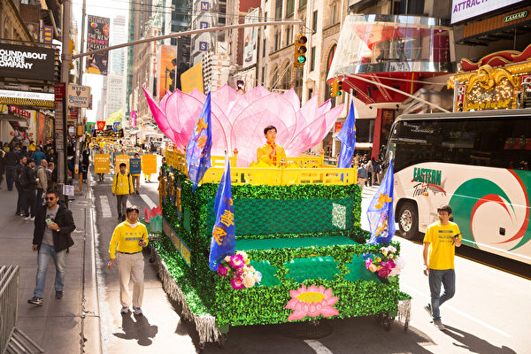 2017年5月12日，纽约上万人举行庆祝法轮大法弘传世界25周年活动，并举行横贯曼哈顿中心42街的盛大游行。（戴兵／大纪元）