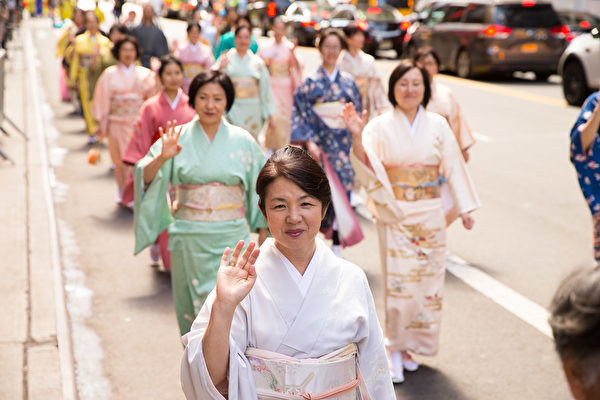 2017年5月12日,來自全世界的逾萬名法輪功學員來到美國紐約曼哈頓舉行盛大遊行,慶賀法輪大法洪傳25周年和第18屆「世界法輪大法日」。(戴兵/大紀元)