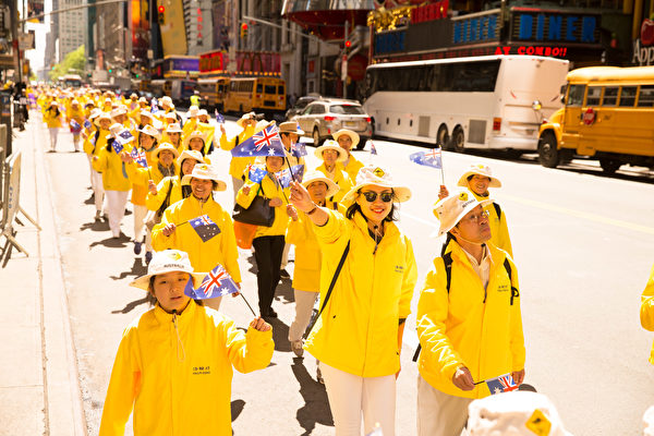 2017年5月12日，來自全世界的逾萬名法輪功學員來到美國紐約曼哈頓舉行盛大遊行，慶賀法輪大法洪傳25周年和第18屆「世界法輪大法日」。（戴兵／大紀元）