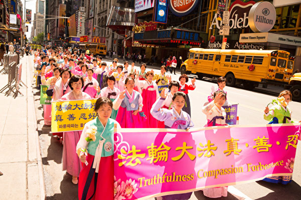 2017年5月12日，來自全世界的逾萬名法輪功學員來到美國紐約曼哈頓舉行盛大遊行，慶賀法輪大法洪傳25周年和第18屆「世界法輪大法日」。（戴兵／大紀元）