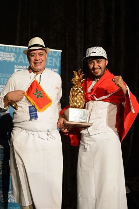 摩洛哥使館大廚Moha Fedal（左）獲得當晚的「評委獎」。（里根大廈提供）