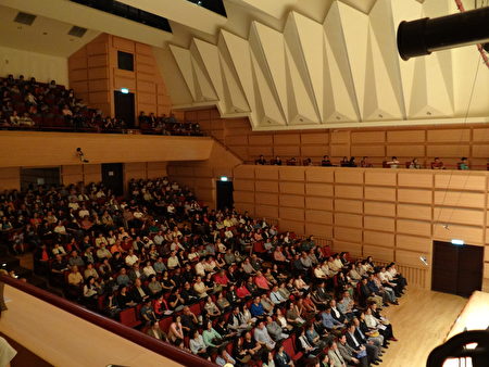 大约500个座位的东吴大学松怡厅座无虚席。（杨容甄／大纪元）