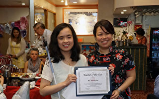 亚裔教师协会主席Christy Chen与获“AAE年度教师奖”的Richmond小学Harriet Go女士（左）合影。（肖捷/大纪元）