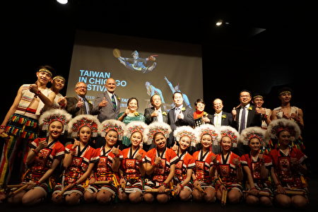 Westmont市長RonGunter（後排左四）、「台灣傳統週」總幹事李香蘭（後排左五）、駐芝台北辦事處處長何震寰（後排左七）等人和演員們合影，慶祝表演成功。（唐明鏡／大紀元）