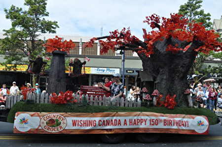 庆祝维多利亚日150周年巨树花车。（唐风/大纪元）