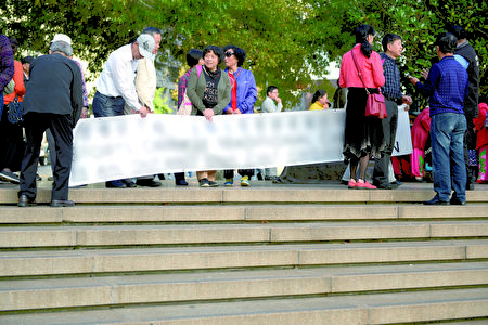 4月7日下午,警方(右一)對神韻演出的搗亂、騷擾者進行干涉。(讀者提供)