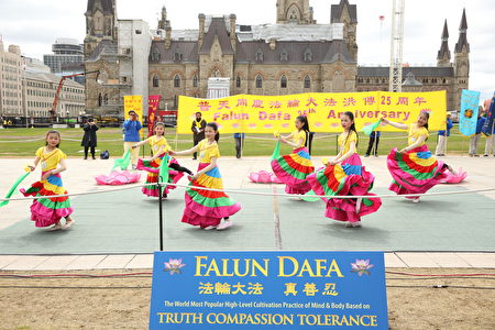 法轮功学员在国会山前表演歌舞，庆祝法轮大法洪传25周年。（艾文/大纪元）