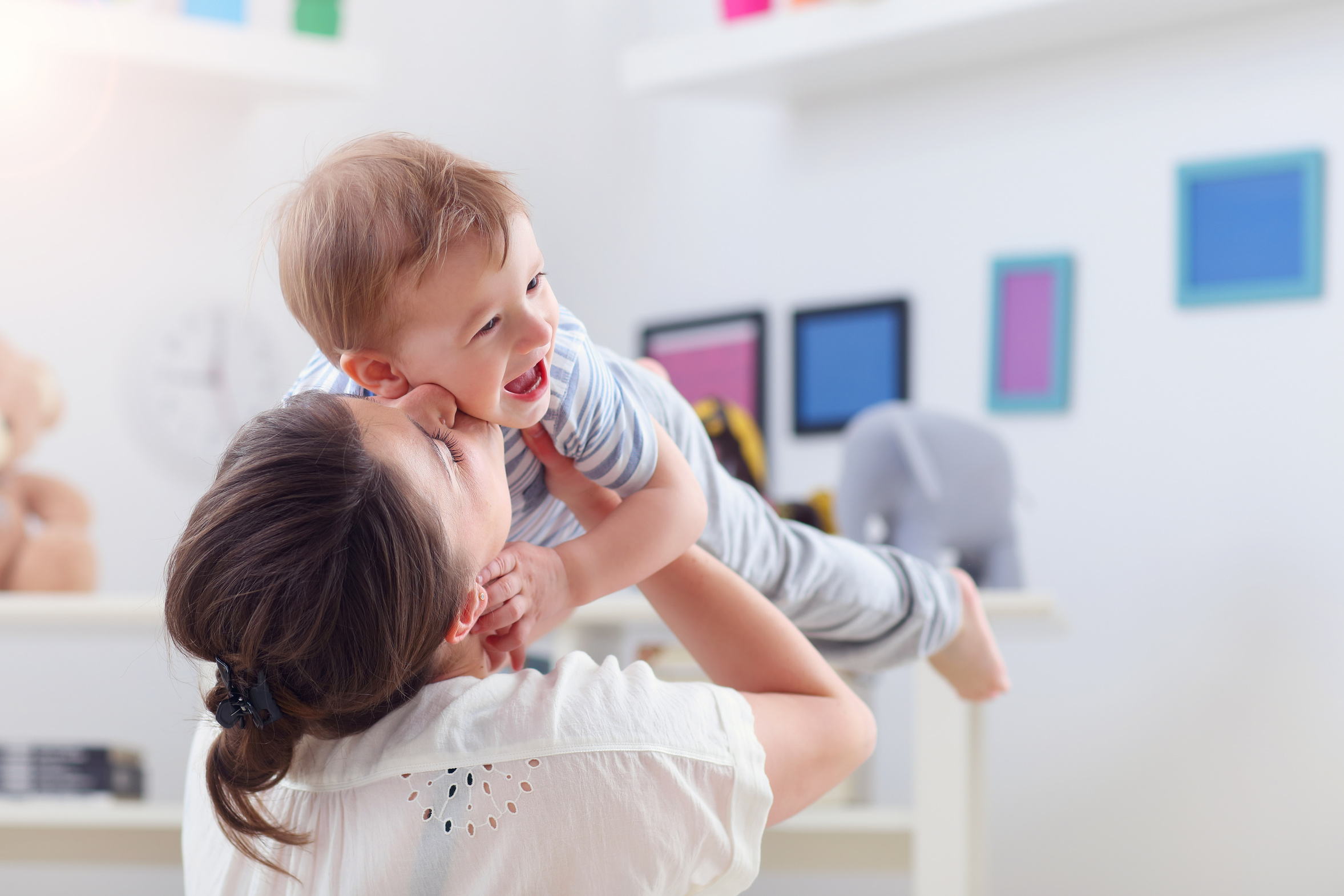 快樂的母親親吻她的嬰兒。(Fotolia)