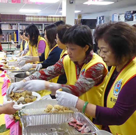 5月7日橙县台湾传统周头项重头戏“台湾美食品尝会”逾350人品尝分享。（袁玫／大纪元）