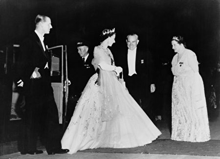 到目前为止，菲利普亲王已经代表王室出席了22,191次活动，并进行了637次国外单独访问。(Photo by Fox Photos/Hulton Archive/Getty Images)