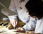 图为巴黎Van Cleef & Arpels珠宝金工学校的学生在学习珠宝制作。     (FRED DUFOUR/AFP/Getty Images)