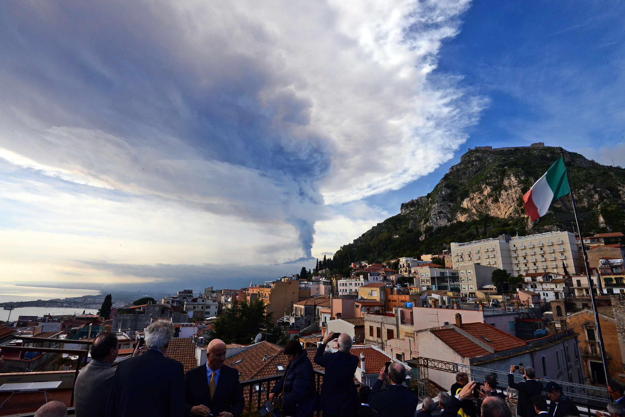 2015年12月埃特納火山爆發時的情景。(GIOVANNI ISOLINO/AFP/Getty Images)