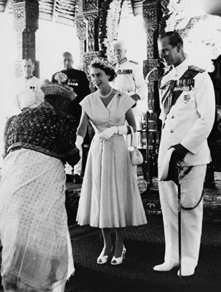 到目前为止，菲利普亲王已经代表王室出席了22,191次活动，并进行了637次国外单独访问。(Photo by Central Press/Hulton Archive/Getty Images)