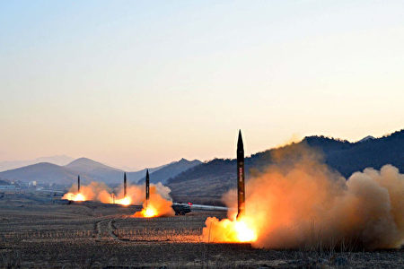图为朝鲜今年3月6日试射4枚导弹。(STR/AFP/Getty Images)