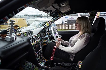 漫画书的死忠粉。近日，在Santa Pod Raceway举行的活动中，一名女士展示她的爱车，这辆车的内部被重新设计，以漫画书为主题。( OLI SCARFF/AFP/Getty Images)