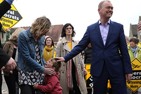 KIDLINGTON, ENGLAND - MAY 03: Liberal Democrat leader Tim Farron (R) puts his hand on Cillian crying as his mother the Liberal Democrat candidate for the Henley constituency Laura Coyle (L) looks on comforting him while Liberal Democrat candidate for the constituency of Oxford West and Abingdon, Layla Moran (C) stands behind watching at a campaign event on May 3, 2017 in Kidlington, a village outside of Oxford, England. The country goes back to the polls for the second time in two years as a general election is held on June 8. (Photo by Dan Kitwood/Getty Images)