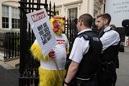 LONDON, ENGLAND - MAY 03: Police officers speak to a Daily Mirror campaigner dressed as a chicken outside a venue where Chancellor of the Exchequer, Philip Hammond and Secretary of State for Exiting the European Union, David Davis, are due to make an election campaign speech on June 8th, on May 3, 2017 in London, England. Mr Davis rejected a reported bill of as much as 100 billion euros from the European Union, and threatened to walk away from the bloc without a deal if provoked. (Photo by Carl Court/Getty Images)