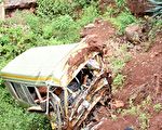 坦桑尼亚重大车祸 学校巴士翻落山路旁36死