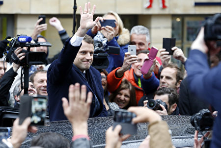 圖為5月7日第二輪投票中,馬克隆與選民會面。 (Thierry Chesnot/Getty Images)