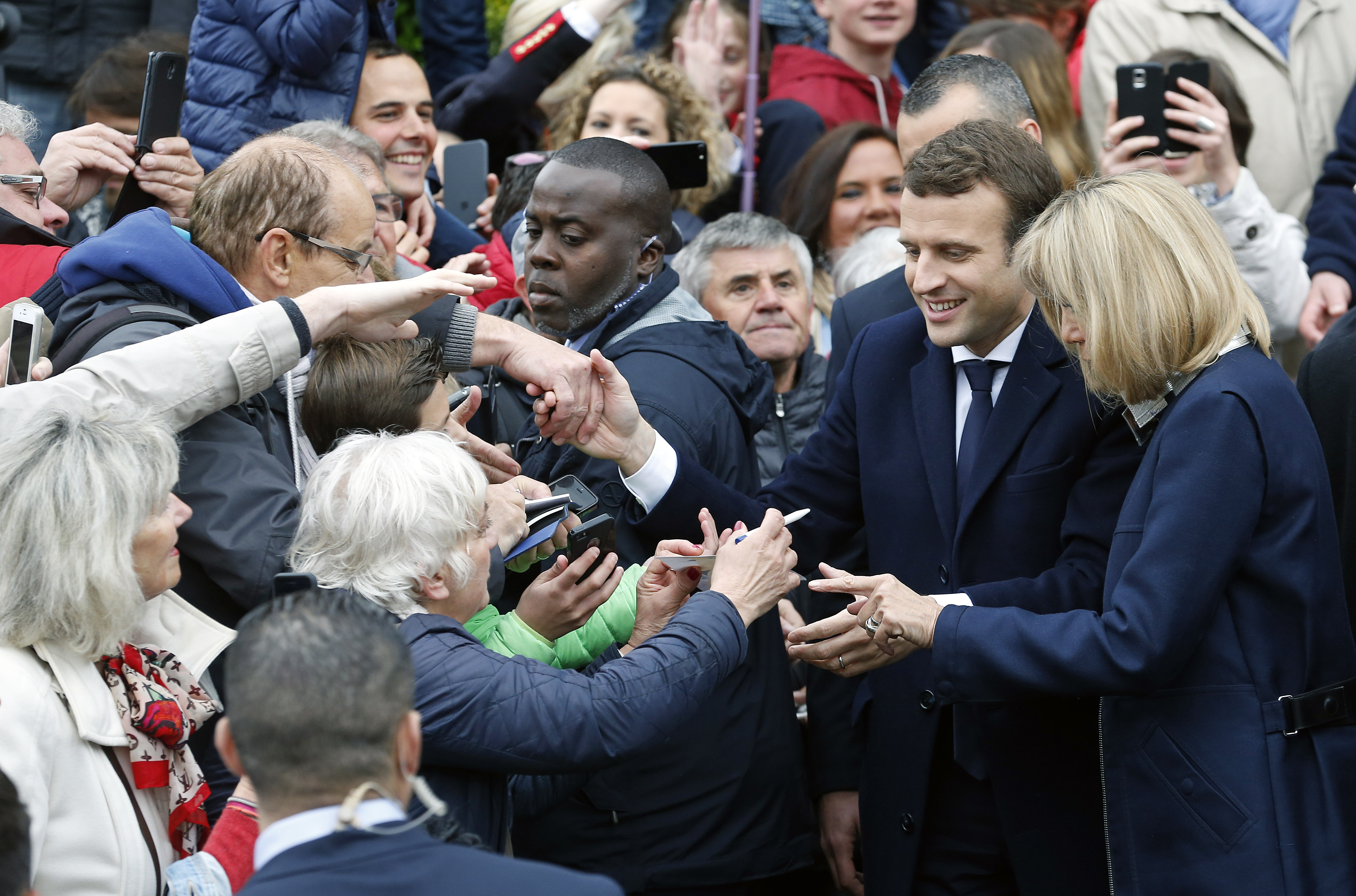 圖為5月7日第二輪投票中,馬克龍與選民會面。 (Thierry Chesnot/Getty Images)