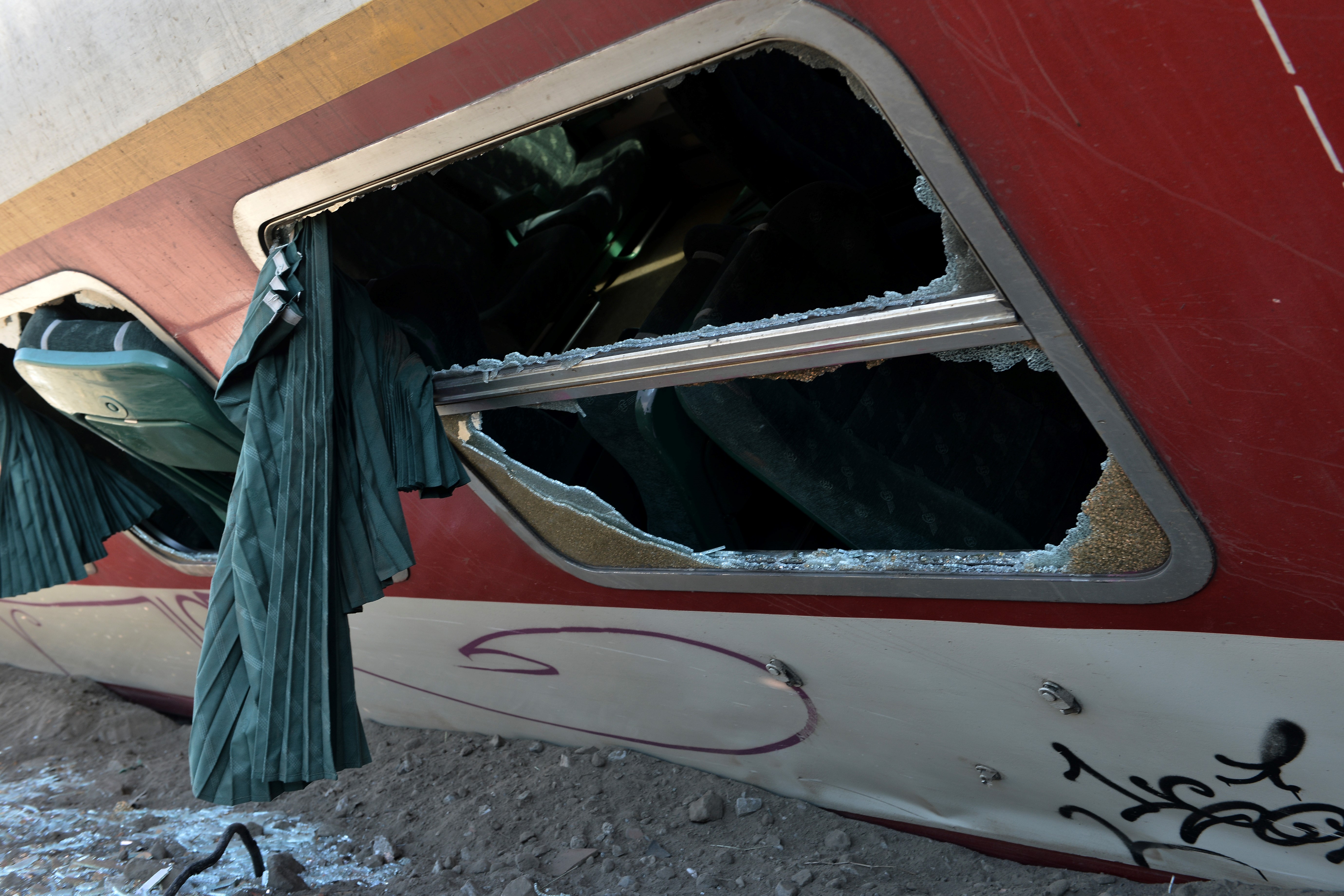 週六(5月13日),希臘一輛列車脫軌後撞上一棟民房,導致三人死亡,10人受傷。 (Photo credit should read SAKIS MITROLIDIS/AFP/Getty Images)