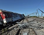 组图：希腊列车脱轨后撞民房 3死10伤