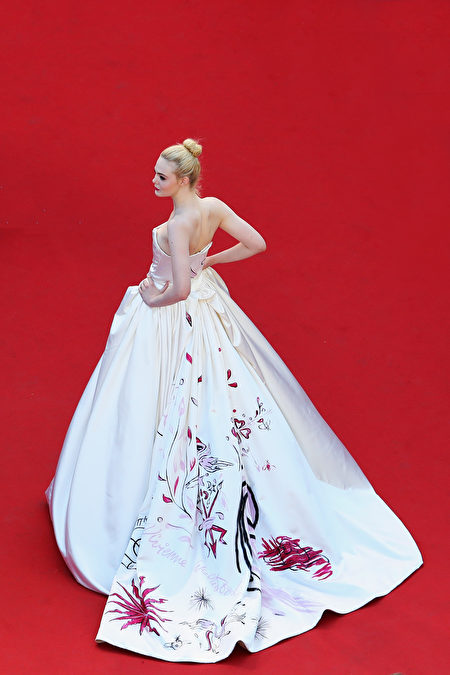 CANNES, FRANCE - MAY 17: ( EDITORS NOTE: This image has been processed using digital filters) Actress Elle Fanning attends the 'Ismael's Ghosts (Les Fantomes d'Ismael)' screening and Opening Gala during the Opening Ceremony of the 70th annual Cannes Film Festival at Palais des Festivals on May 17, 2017 in Cannes, France. (Photo by Vittorio Zunino Celotto/Getty Images for Kering)