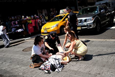 紐約路人在救助傷者。 (JEWEL SAMAD/AFP/Getty Images)