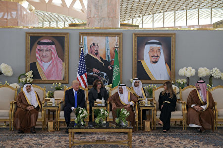 川普在梅拉尼娅及沙特亲王等一行人。(MANDEL NGAN/AFP/Getty Images)