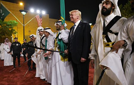 川普在沙特参加当地传统剑舞表演。(MANDEL NGAN/AFP/Getty Images)