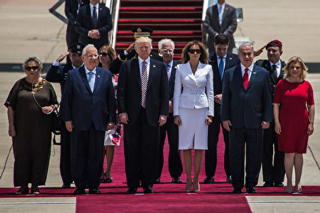 川普携梅拉尼娅5月22日抵以色列首都特拉维夫。(Ilia Yefimovich/Getty Images)