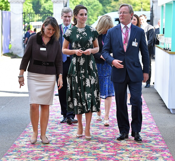 Britain's Catherine, Duchess of Cambridge (C), talks with Royal Horticultural Society (RHS) judge Mark Fane (R) as she arrives at the Chelsea Flower Show in London on May 22, 2017. The Chelsea flower show, held annually in the grounds of the Royal Hospital Chelsea, opens to the public this year from May 22. / AFP PHOTO / POOL / Ben STANSALL (Photo credit should read BEN STANSALL/AFP/Getty Images)