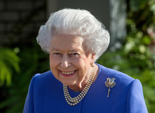 2017年5月22日，英国女王伊丽莎白二世参观切尔西花展预展。（Julian Simmonds - WPA Pool / Getty Images)