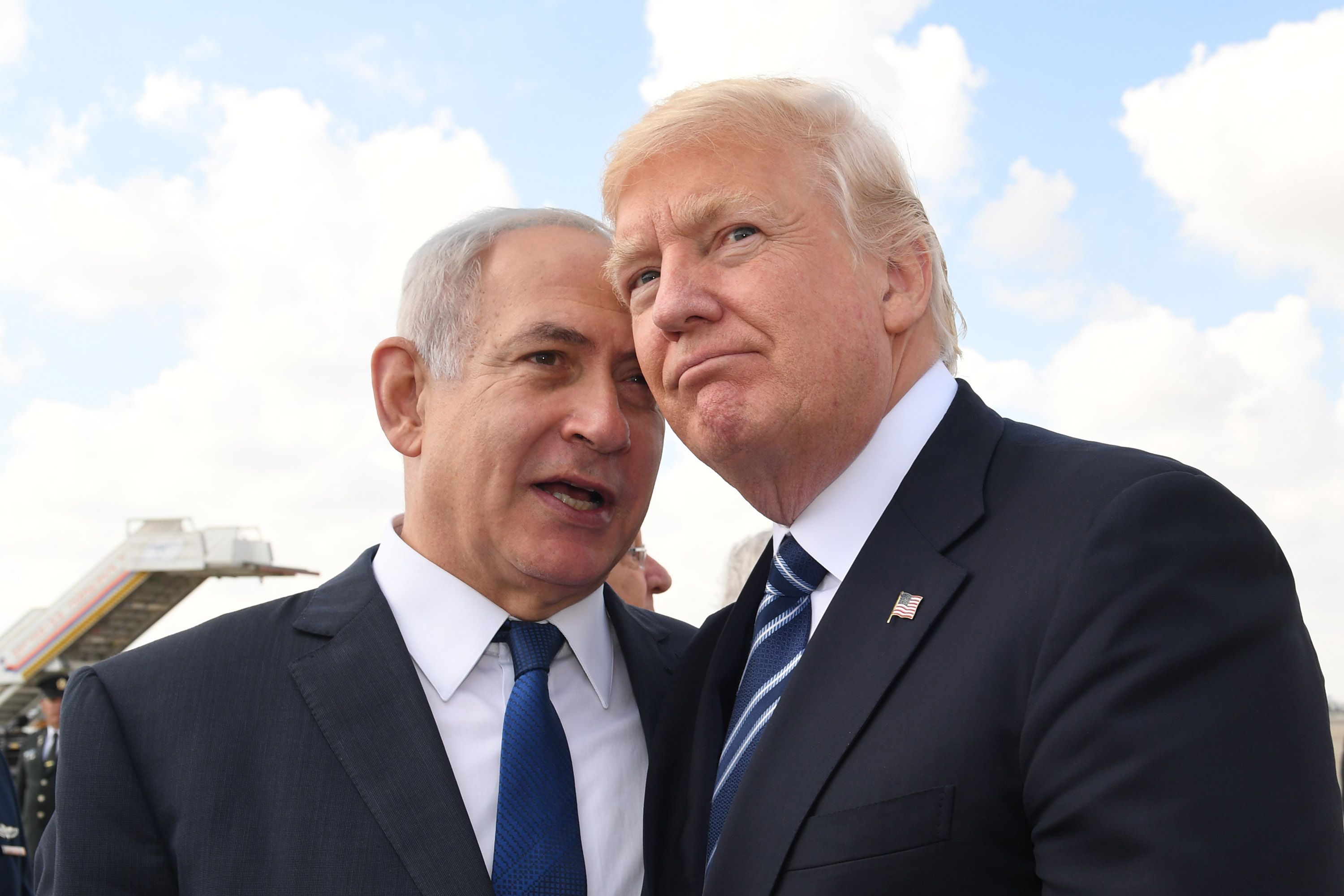 川普和以色列總理內塔尼亞胡(Benjamin Netanyahu)建立友誼。(Kobi Gideon/GPO via Getty Images)