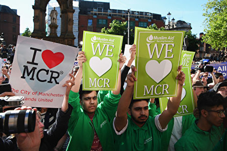 曼城的穆斯林人士聚集在一起舉著「我愛曼城」的標語。(Photo by Jeff J Mitchell/Getty Images)