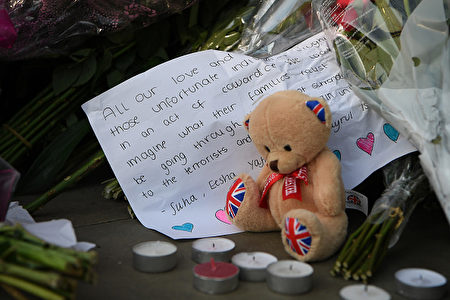 寄託著思念的賀卡和玩具熊。(Photo by Jeff J Mitchell/Getty Images)