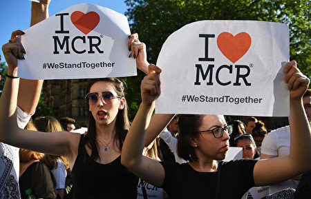 MANCHESTER, ENGLAND - MAY 23: Members of the public attend a candlelit vigil, to honour the victims of Monday evening's terror attack, at Albert Square on May 23, 2017 in Manchester, England. Monday's explosion occurred at Manchester Arena as concert goers were leaving the venue after Ariana Grande had just finished performing. Greater Manchester Police are treating the explosion as a terrorist attack and have confirmed 22 fatalities and 59 injured. (Photo by Jeff J Mitchell/Getty Images)