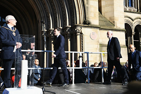 （從左至右）曼城市長Eddy Newman、大曼徹斯特地區市長Andy Burnham、工黨領袖Jeremy Corbyn和地區政府和社區祕書Sajid Javid發表講話。(Photo by Jeff J Mitchell/Getty Images)