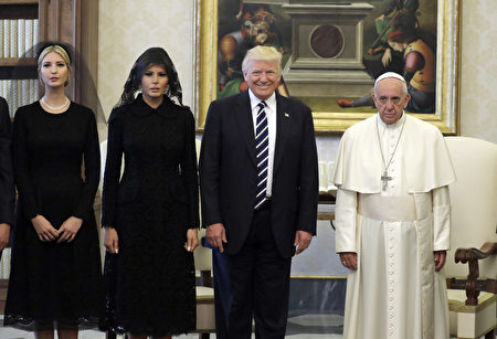 川普5月24日和教宗会面。(EVAN VUCCI/AFP/Getty Images)