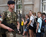 曼城恐怖襲擊後，英國各地假強警戒。        (JUSTIN TALLIS/AFP/Getty Images)